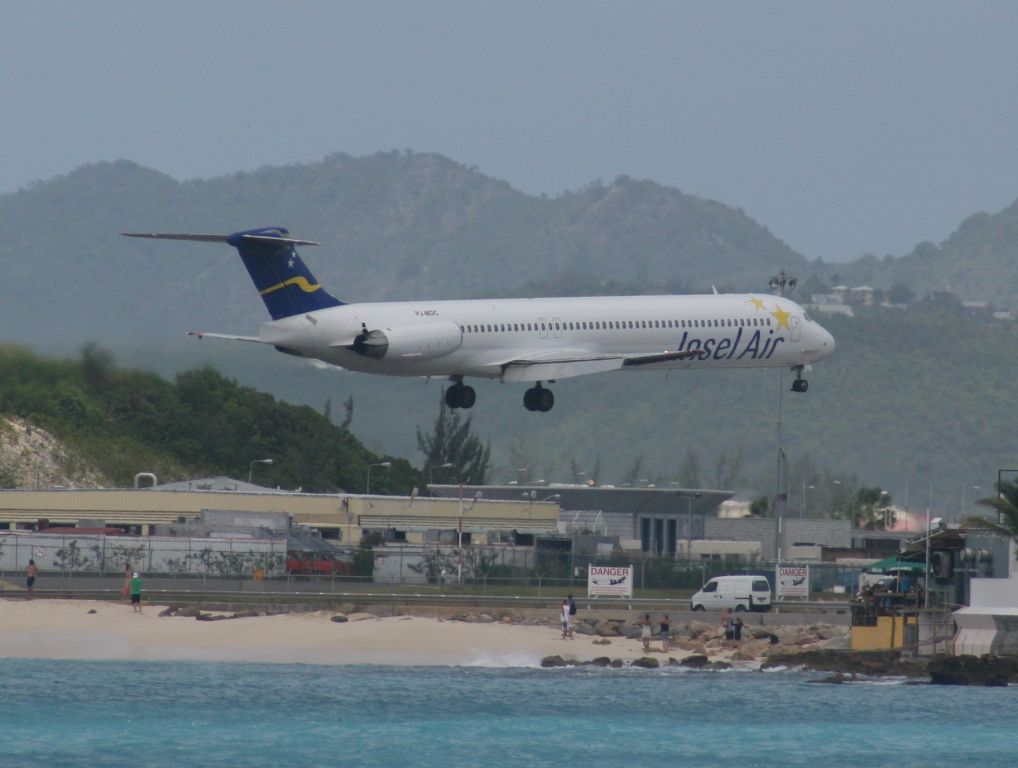 McDonnell Douglas MD-83 (PJ-MDC)