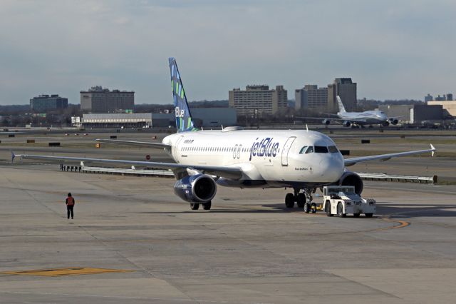 Airbus A320 (N569JB) - JBU653 prepares to depart to PBI.