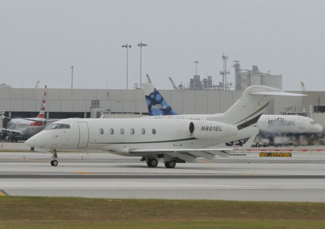 Bombardier Challenger 300 (N801EL)