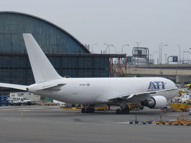 BOEING 767-200 (N791AX)