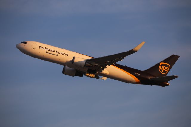 BOEING 767-300 (N317UP)