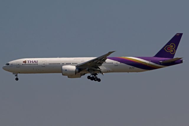 Boeing 777-200 (HS-TKX)