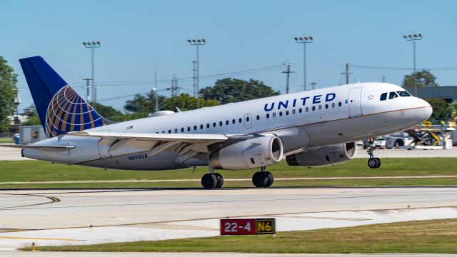 Airbus A320 (N895UA) - Arriving 22br /10/28/18