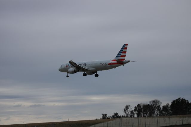 Airbus A320 (N128UW)