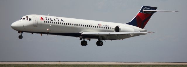 Boeing 717-200 (N906AT) - Arriving  on 16L.