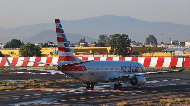 Boeing 737-700 (N832NN)