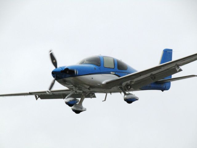 Cirrus SR-22 (N18WD) - Landing RWY 24