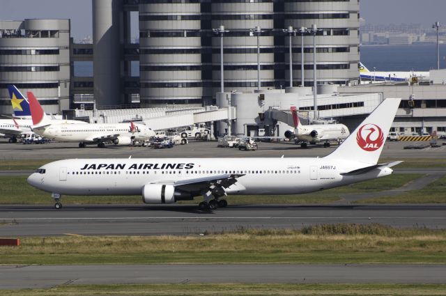 BOEING 767-300 (JA657J) - Landing at HND Airport R/W34L on 2011/11/01