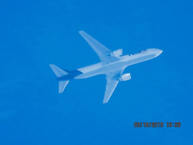 BOEING 767-300 (N166FE)