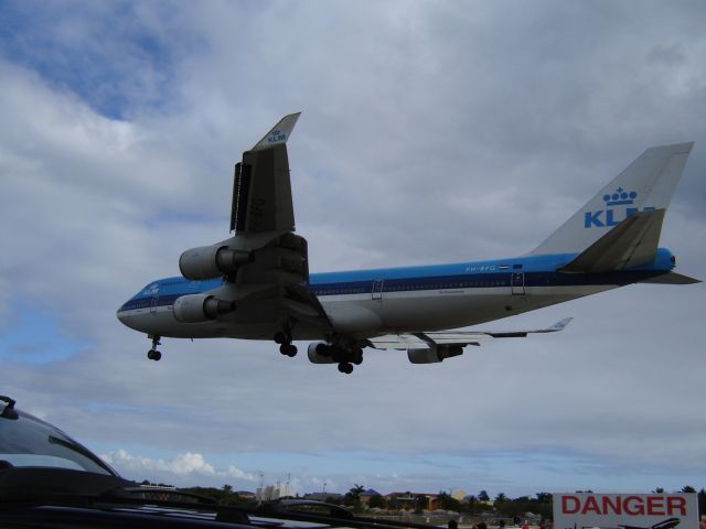 Boeing 747-400 (PH-BFG) - Waiting on the beach of St Maarten for my flight to arrive. This is the one..