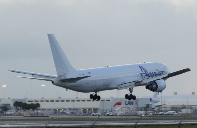 BOEING 767-300 (N373CM)