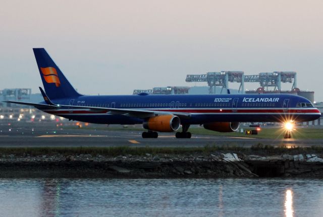 BOEING 757-300 (TF-ISX)