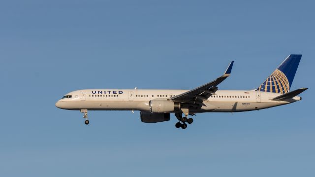 Boeing 757-200 (N17105) - 15Dec2013: Final runway 26 tech refuel stop from Frankfurt to Newark.