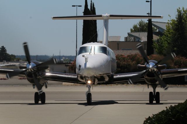 Beechcraft Super King Air 200 (N2UW) - KRDD Univ Wyoming LIDAR research aircraft snuck in on me while I was driving around the roadway - missed a nice side shot. click full.