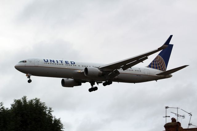 BOEING 767-300 (N763UA) - A United B767-300 on final approach into LHR, landing on runway 27L.br /br /Location: Myrtle Ave.br /Date: 31.07.22 (dd/mm/yy).