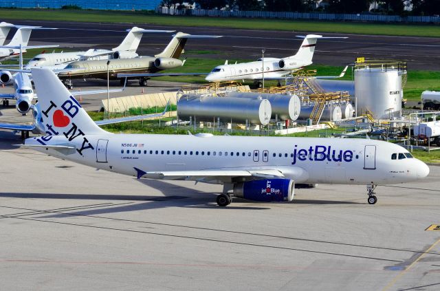 Airbus A320 (N586JB)