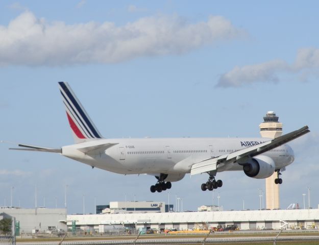 BOEING 777-300ER (F-GSQE)