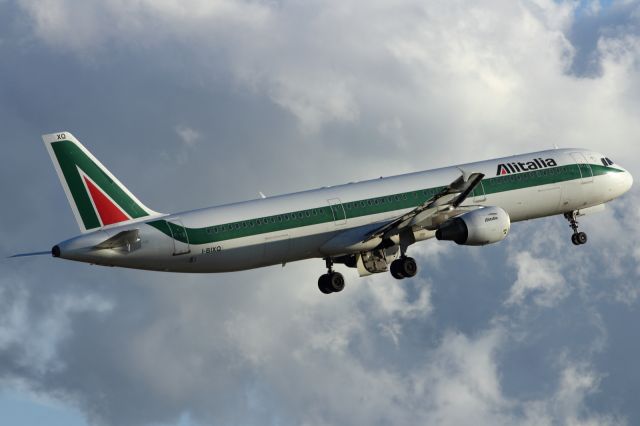 — — - Alitalia A321-200 just after take-off.