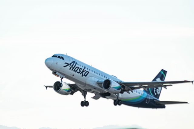 Airbus A320 (N851VA) - Alaska Airlines A320 takeoff from Burbank in the early evening.