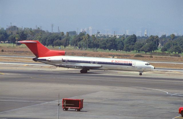 BOEING 727-200 (N260US) - Taxing at KLAX Intl Airport on 1989/08/27