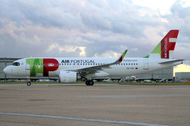 Airbus A320neo (CS-TVK) - Taxiing to Stand 218L on 25-Oct-21 operating flight TAP1350 from LPPT.