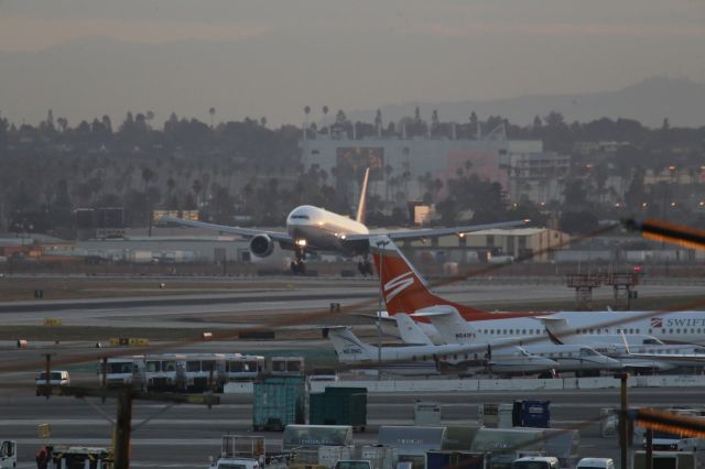 Boeing 777-200 (N206UA)