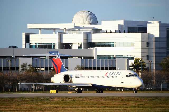 Boeing 717-200 (N936AT) - Taxiing onto runway 25R in the sunset light.