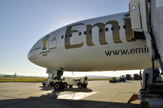 BOEING 777-300 (A6-ECE) - Emirates Boeing 777-31H(ER) A6-ECE in Melbourne 