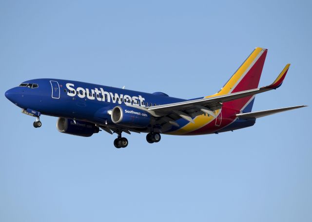 Boeing 737-700 (N7853B)