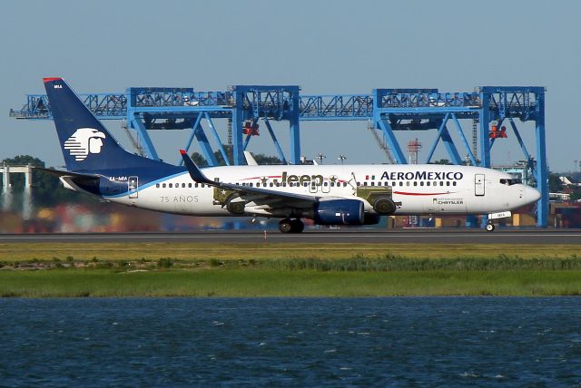 Boeing 737-800 (XA-MIA) -  Aeromexico, in Jeep 75th Anniversary special livery, departing for Mexico City on 33L 