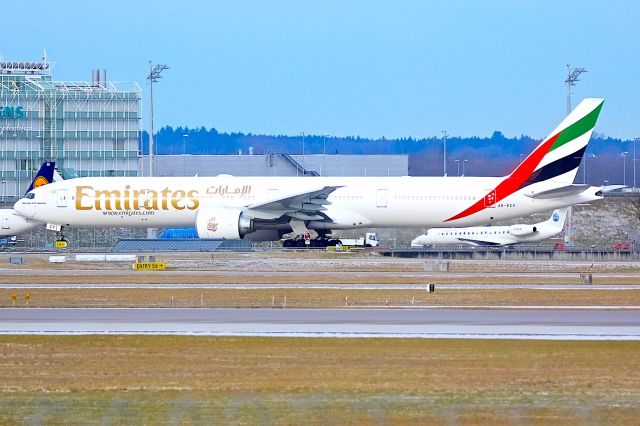 BOEING 777-300ER (A6-ECV)