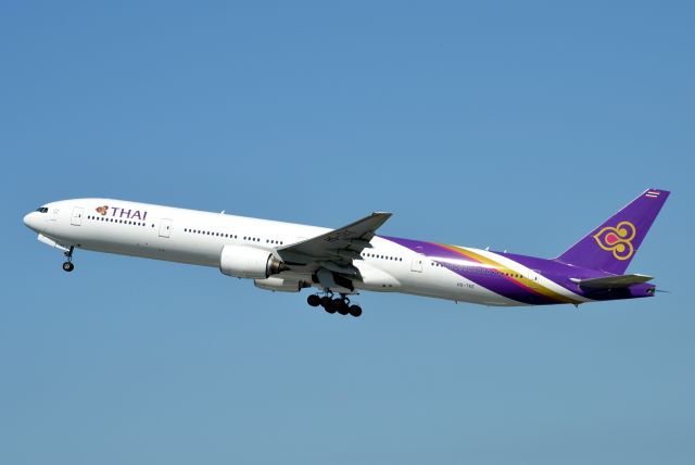 Boeing 777-200 (HS-TKE) - Thai 777 rotating off runway 01 - Brisbane