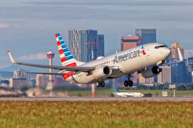 Boeing 737-800 (N335PH) - AAL2521 rotates off 35R for DFW.