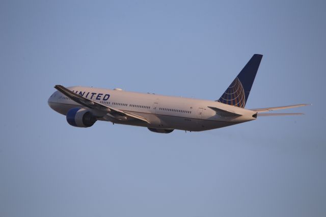 Boeing 777-200 (N788UA)
