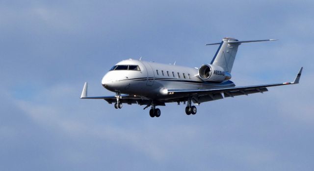 Canadair Challenger (N859AG) - On final is this 2010 Bombardier Canadair Challenger 605 in the Autumn of 2019.