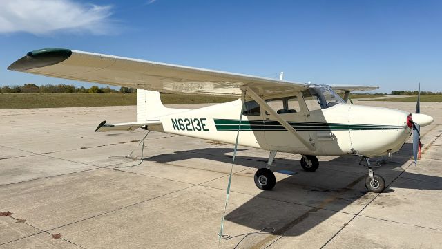 Cessna Skyhawk (N6213E)