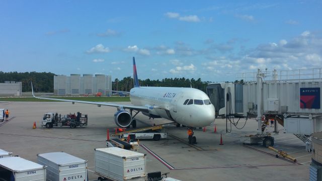 Boeing 757-200 (N6705Y) - At the gate.