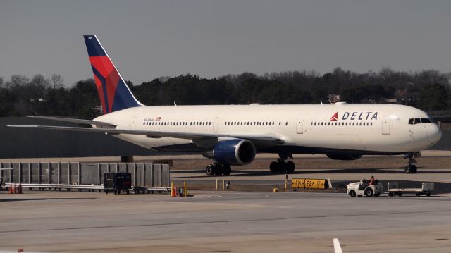 BOEING 767-400 (N830MH)