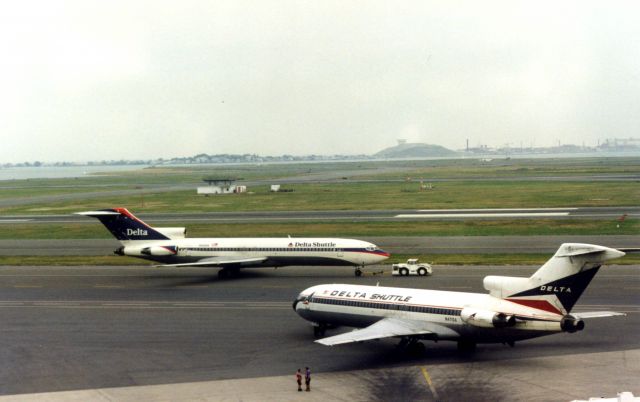 BOEING 727-200 (N471DA) - Delta Shuttle B727s in both of color schemes 09/20/97
