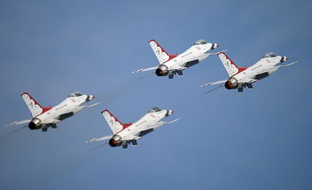 — — - General Dynamics F-16 Fighting Falcon Thunderbirds