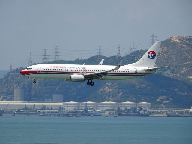 Boeing 737-800 (B-5493)