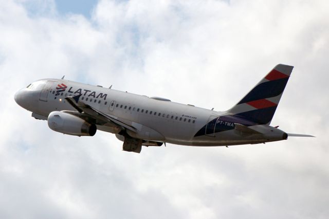 Airbus A319 (PT-TMA)