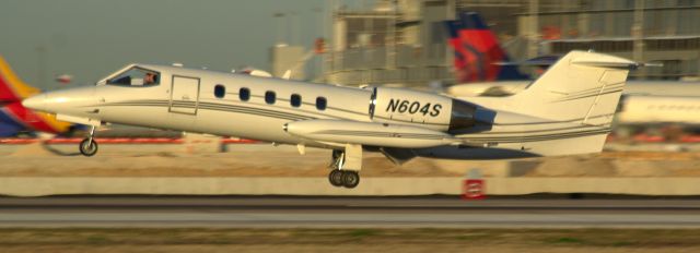 Learjet 35 (N604S)