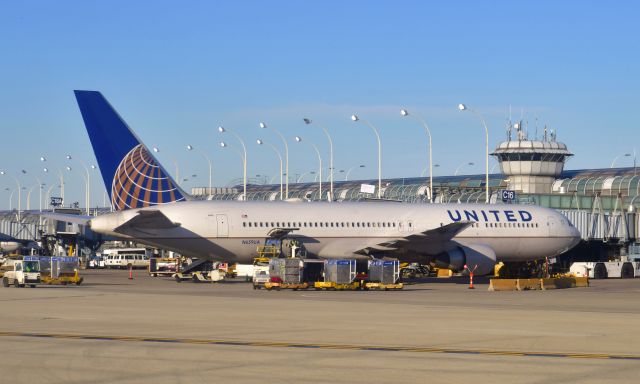 BOEING 767-300 (N659UA) - United Airlines Boeing 767-322(ER)(WL) N659UA in Chicago 