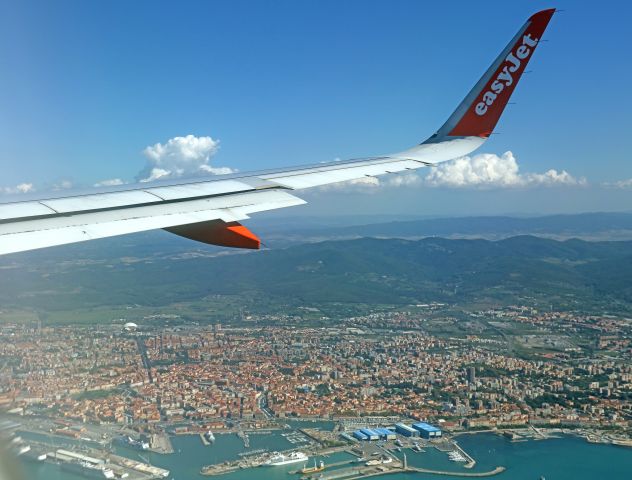 Airbus A320 (OE-IJA) - Flight Paris/Pisa.Descent to Pisa. Livorno in the foreground