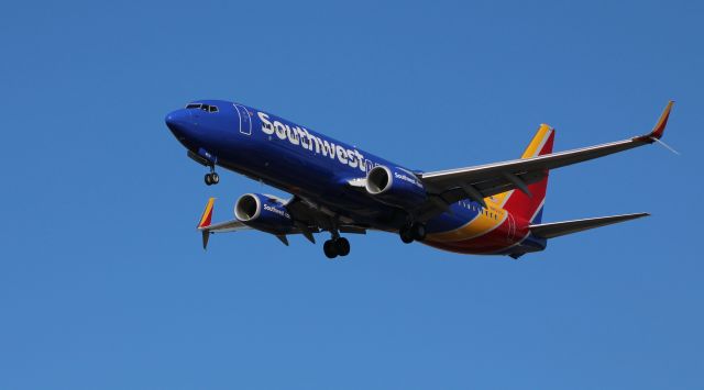 Boeing 737-800 (N8531Q) - On final is this 2017 Southwest Airlines Boeing 737-8H4 in the Winter of 2020.