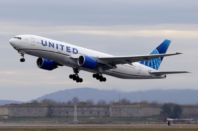 Boeing 777-200 (N784UA) - UA 3903 to Newark passing Fort Independence at Castle Island in South Boston.