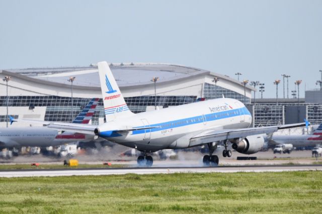 Airbus A319 (N744P)