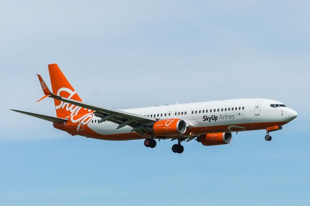 Boeing 737-800 (UR-SQG) - WAW Spotting