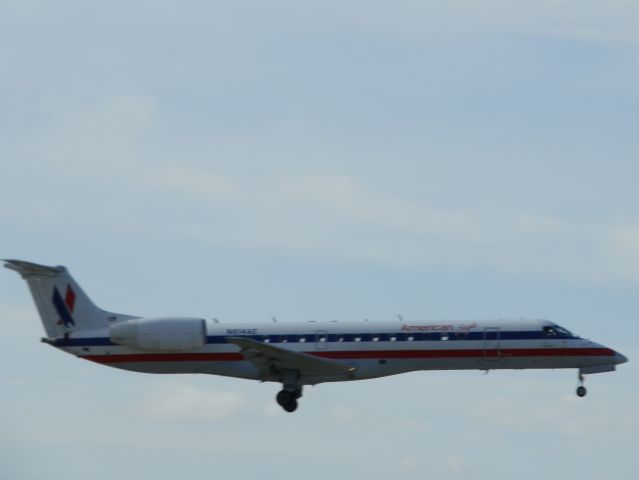 Embraer ERJ-135 (N814AE)